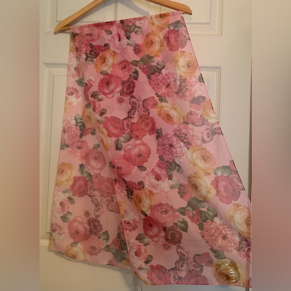 Villa Flora Beautiful Italian Floral Scarf NWT - Picture 5 of 5